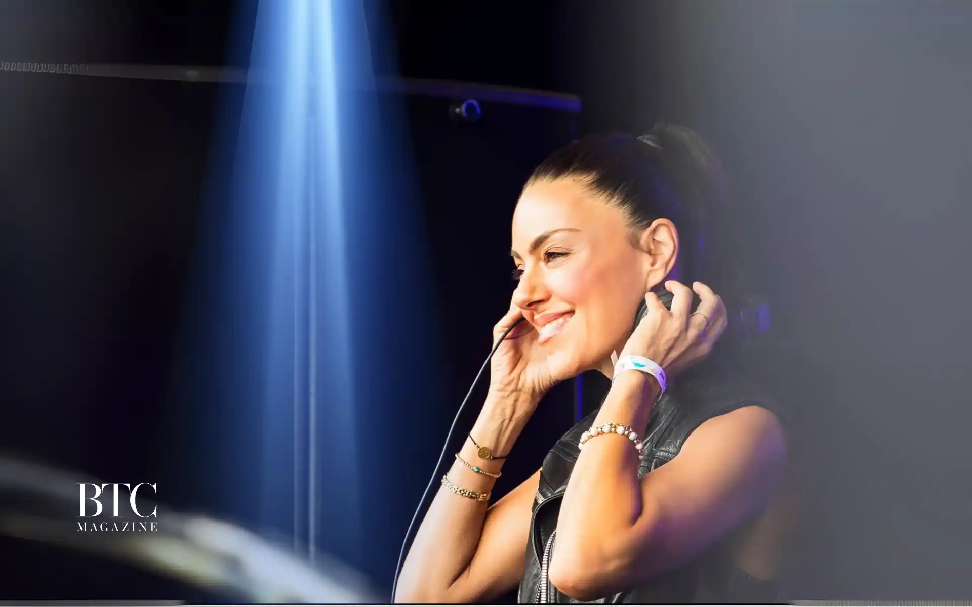 DJ Carmelinda Di Manno turntables arms raised